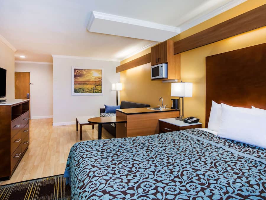 Escritorio y espacio para trabajar con laptop