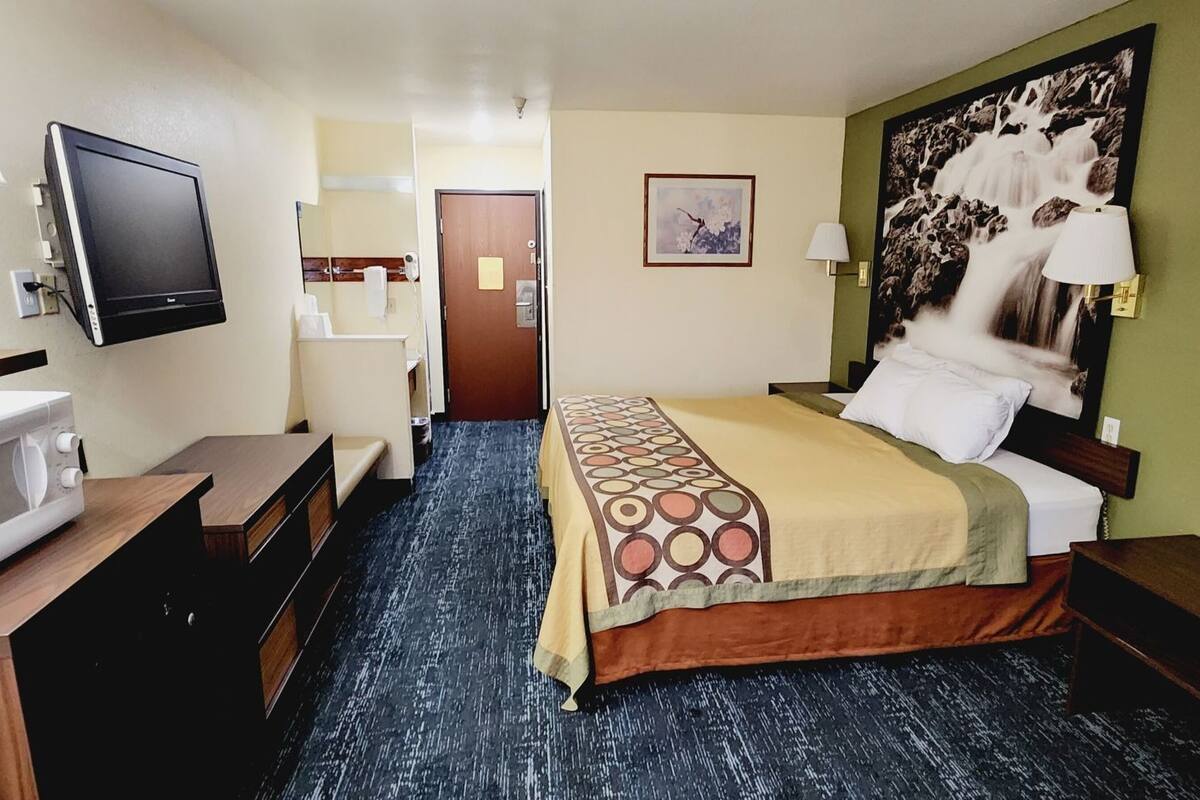 Desk, rollaway beds, free WiFi, bed sheets