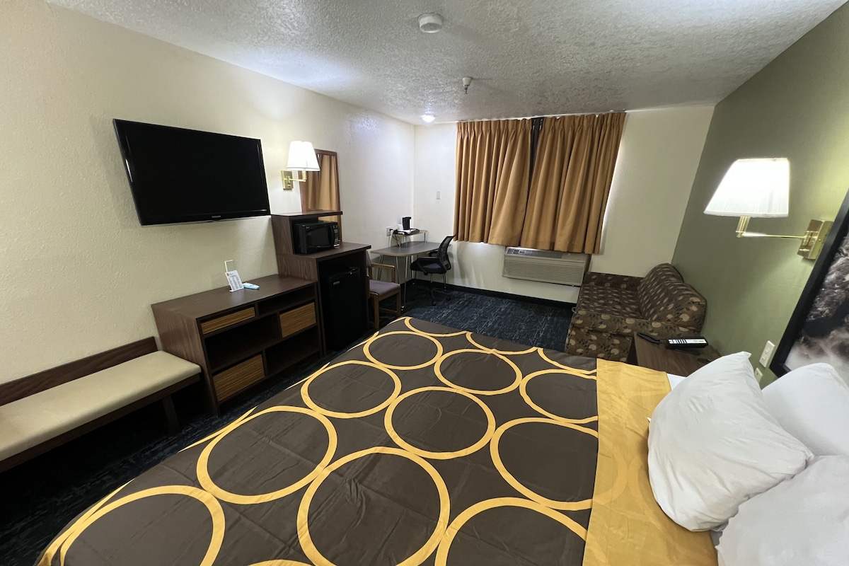 Desk, rollaway beds, free WiFi, alarm clocks
