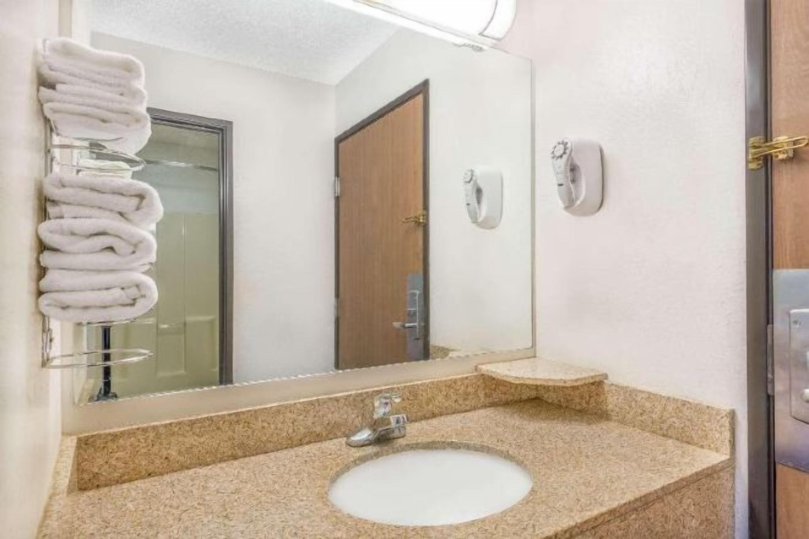 Bathroom | Combined shower/tub, free toiletries, hair dryer, towels