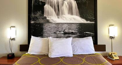 Super 8 by Wyndham Vincennes