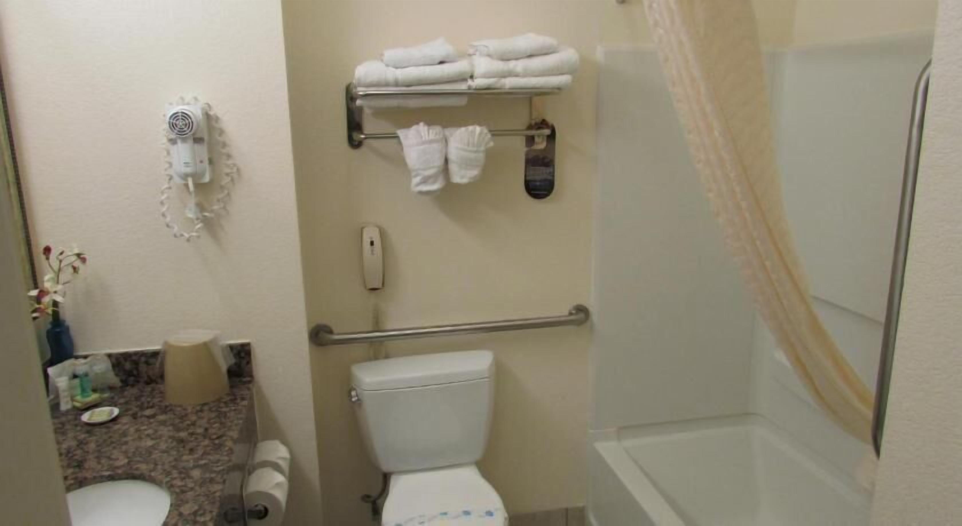 Bathroom | Combined shower/tub, free toiletries, hair dryer, bathrobes