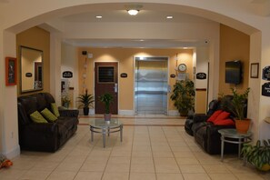 Lobby sitting area - Super 8 by Wyndham Austin/Airport South (Austin)