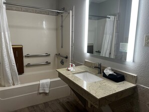 Combined shower/bathtub, hair dryer, towels - Super 8 by Wyndham Mont Belvieu/Baytown East (Baytown)