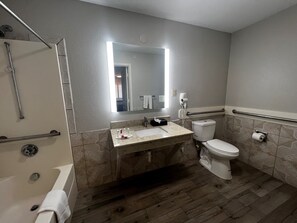 Combined shower/tub, hair dryer, towels