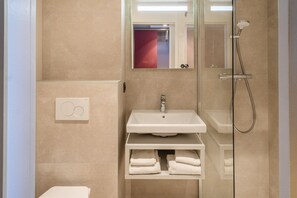 Escritorio, cortinas blackout, insonorización y wifi gratis 
