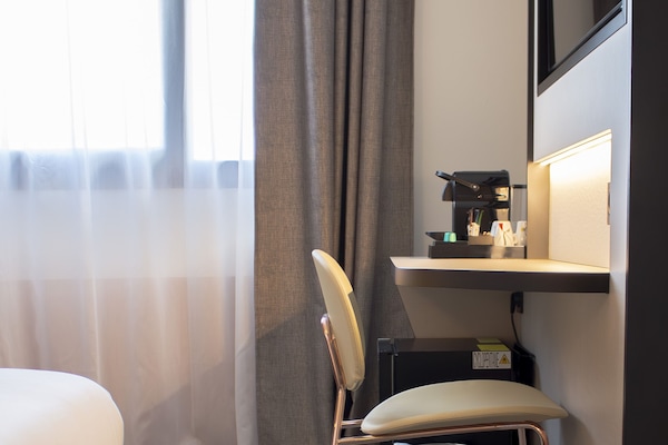 Desk, blackout curtains, soundproofing, free WiFi