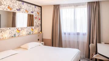 Desk, blackout curtains, soundproofing, free WiFi