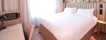 防过敏的被褥、客房内保险箱、办公桌、遮光窗帘