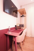 Ropa de cama hipoalergénica y caja de seguridad en la habitación 