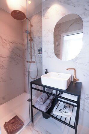Bruser, brusehoved med spredningseffekt, gratis toiletartikler