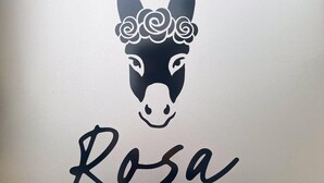 Un logo représentant une tête de cheval stylisée et le nom « Rosa Hotel ».