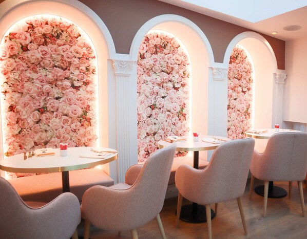 Daily buffet breakfast (EUR 13.5 per person) - Rosa Hotel (Lille)