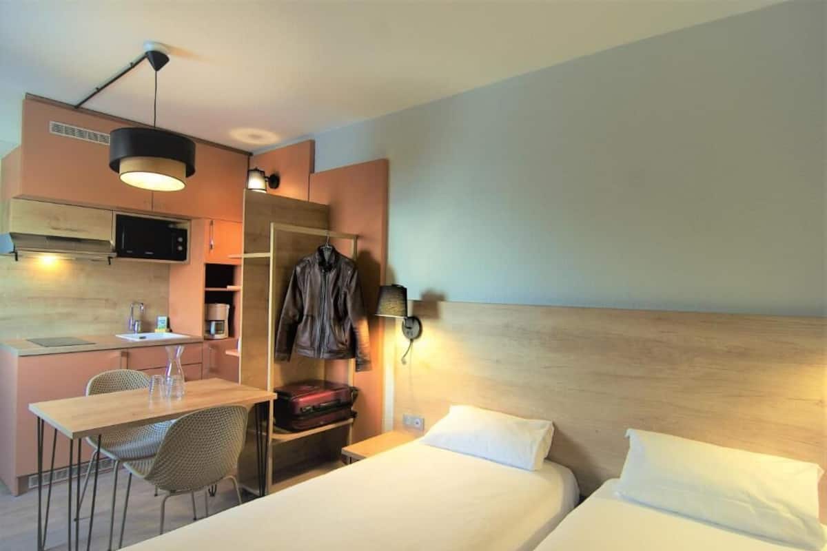 Desk, blackout drapes, free WiFi, bed sheets