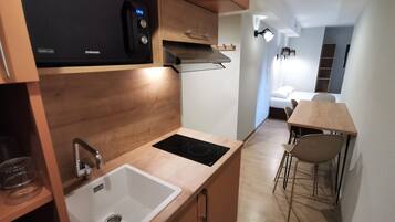 Family Apartment | Desk, blackout drapes, free WiFi, bed sheets
