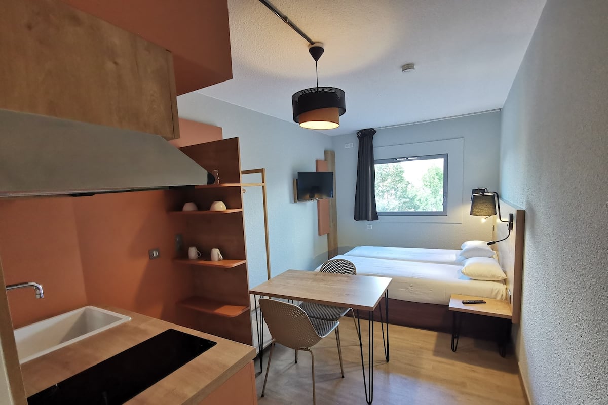 Studio | Een bureau, verduisterende gordijnen, gratis wifi, beddengoed