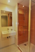 Ducha, secador de pelo, toallas