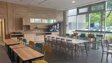 Petit déjeuner continental (12.50 EUR par personne)