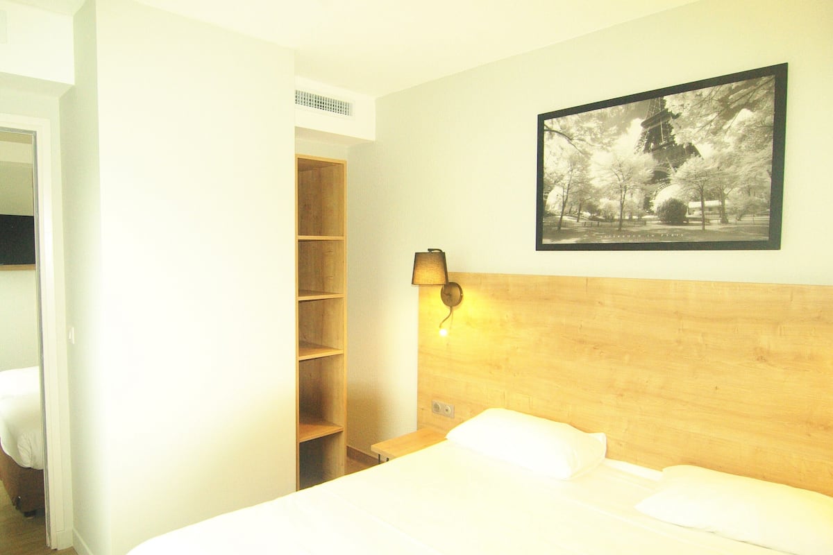 Desk, blackout drapes, free WiFi, bed sheets