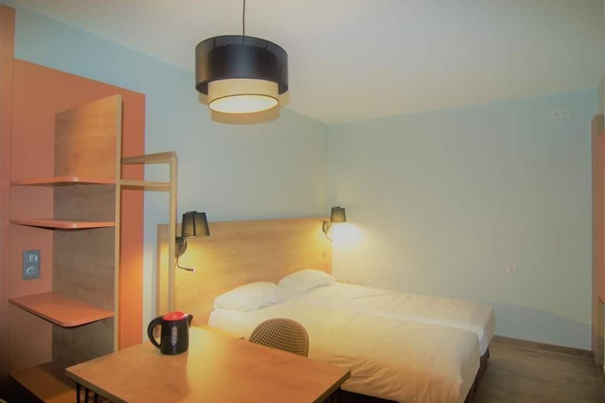 Desk, blackout drapes, free WiFi, bed sheets