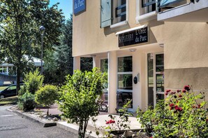 Exterior - Comfort Aparthotel Divonne L'Oree du Parc (Divonne-les-Bains)