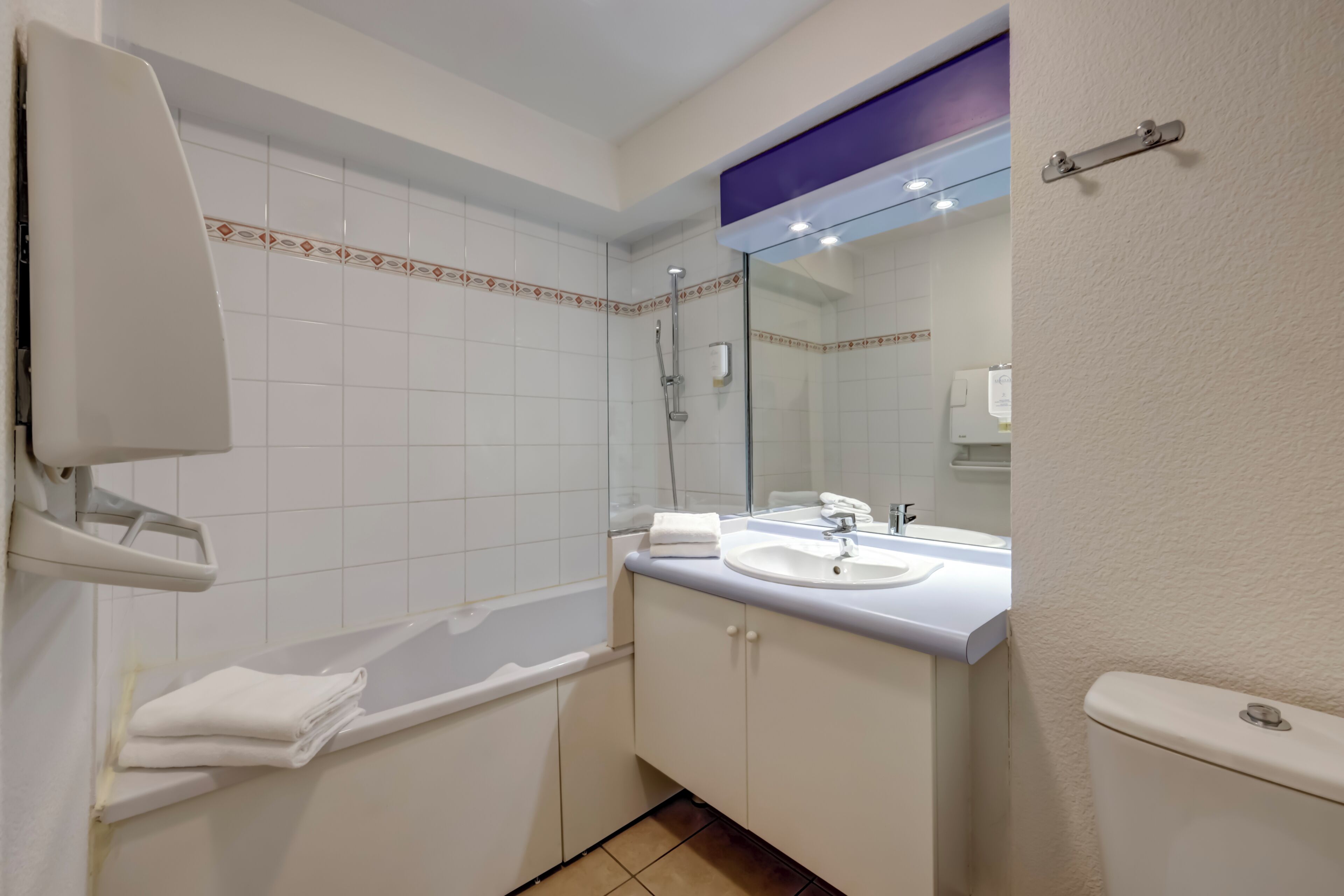 Bathtub, free toiletries, hair dryer (on request), towels