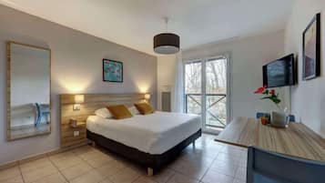 1 bedroom, desk, soundproofing, free cots/infant beds