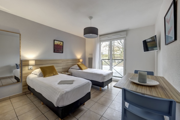 1 bedroom, desk, soundproofing, free cribs/infant beds