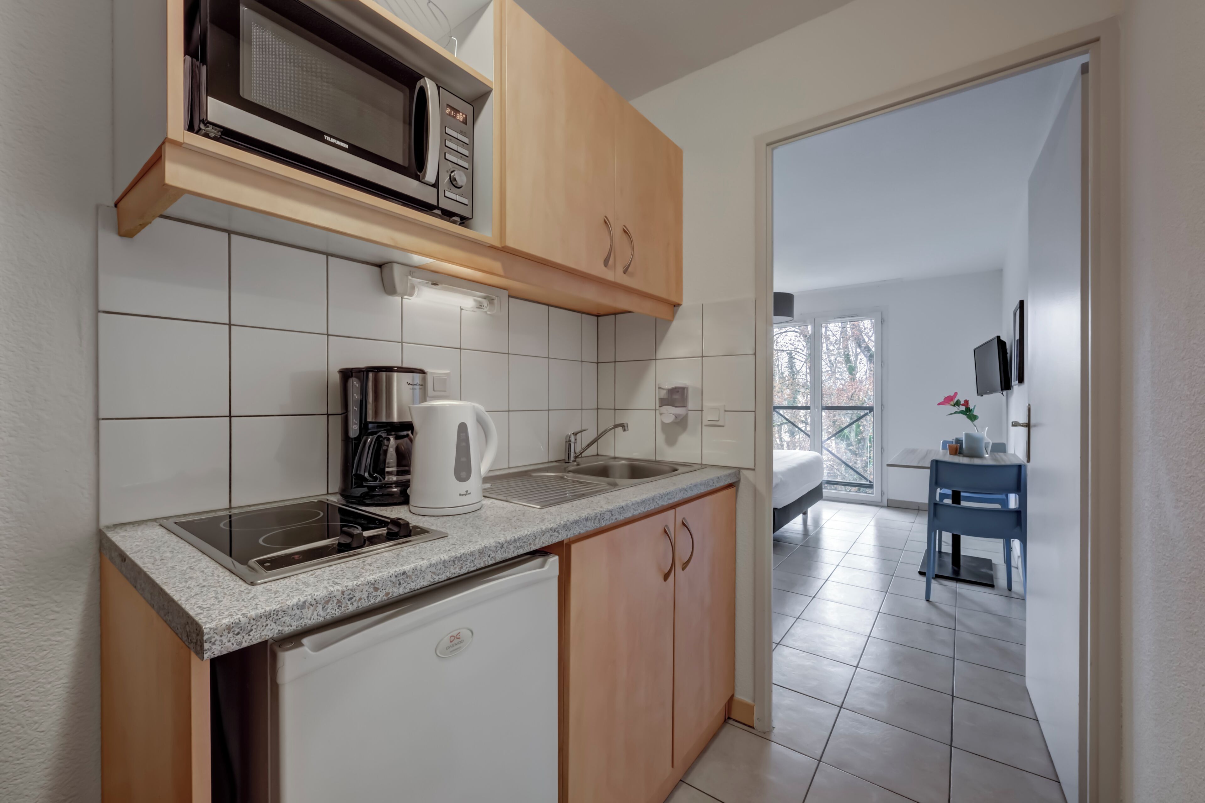 Wasserkocher mit Kaffee-/Teezubehör, Kühlschrank, Mikrowelle, Herdplatte