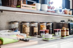 Un bufé de desayuno con diversas opciones de comida y acompañamientos.