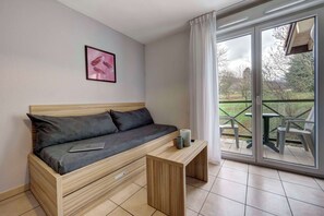 Escriptori, habitacions insonoritzades i bressols gratuïts 