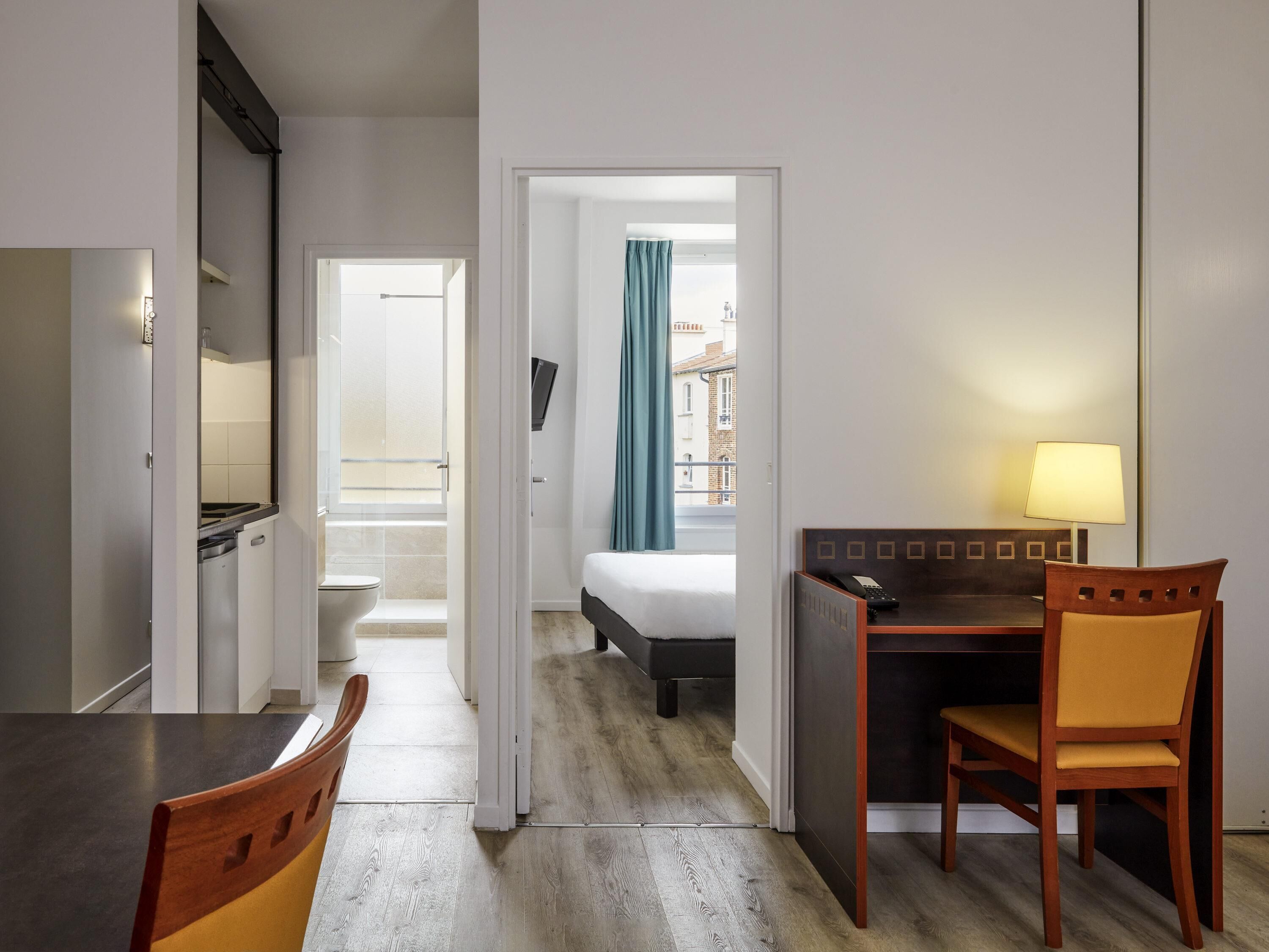 Caja de seguridad en la habitación y escritorio 