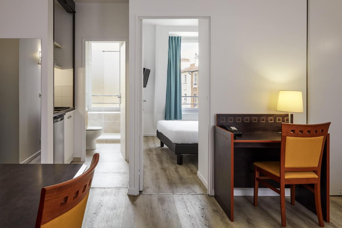 Lägenhet - 1 sovrum | Värdeförvaringsskåp på rummet, skrivbord och strykjärn/strykbräda