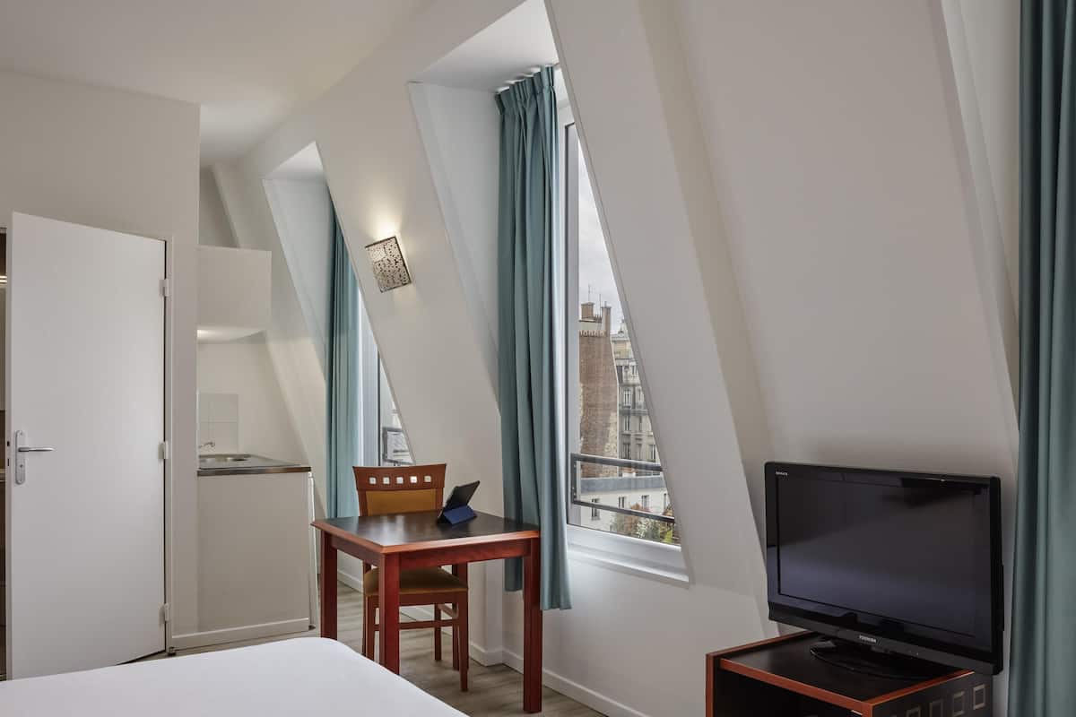 Studio - 1 dubbelsäng | Värdeförvaringsskåp på rummet, skrivbord och strykjärn/strykbräda