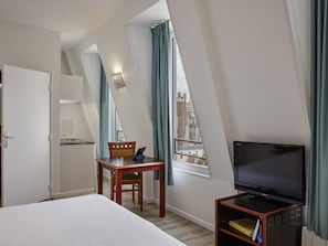 Estudio, 1 cama doble | Caja fuerte, escritorio, tabla de planchar con plancha y cunas gratuitas