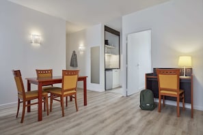 Apartamento, 1 habitación | Caja fuerte, escritorio, tabla de planchar con plancha y cunas gratuitas