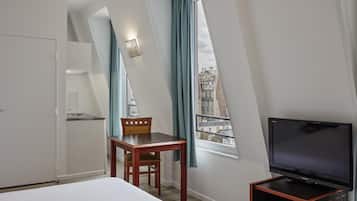 Studio, 1 lit double | Coffres-forts dans les chambres, bureau, fer et planche Ă repasser