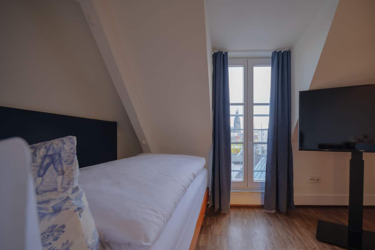 Premium bedding, in-room safe, desk, soundproofing