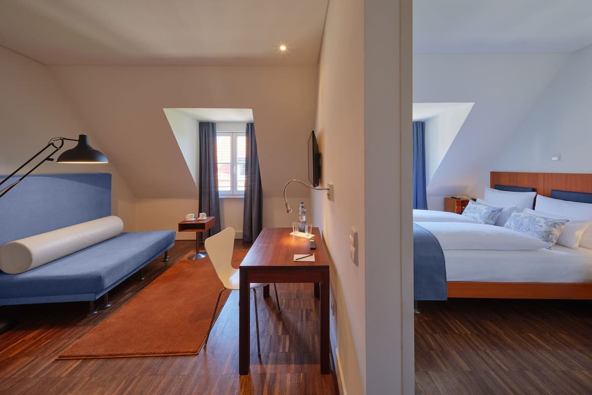 Ropa de cama de alta calidad y caja de seguridad en la habitación
