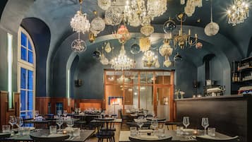 Serveert ontbijt, lunch en diner