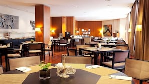 Serveert lunch en diner, lokale gerechten