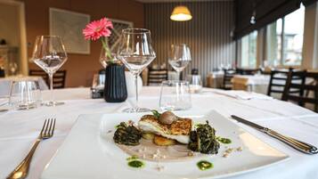 Breakfast, lunch and dinner served