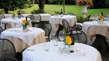 Serveert ontbijt, lunch en diner