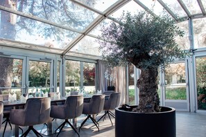 2 restaurants, breakfast, lunch, dinner served; international cuisine - Clostermanns Hof (Niederkassel)