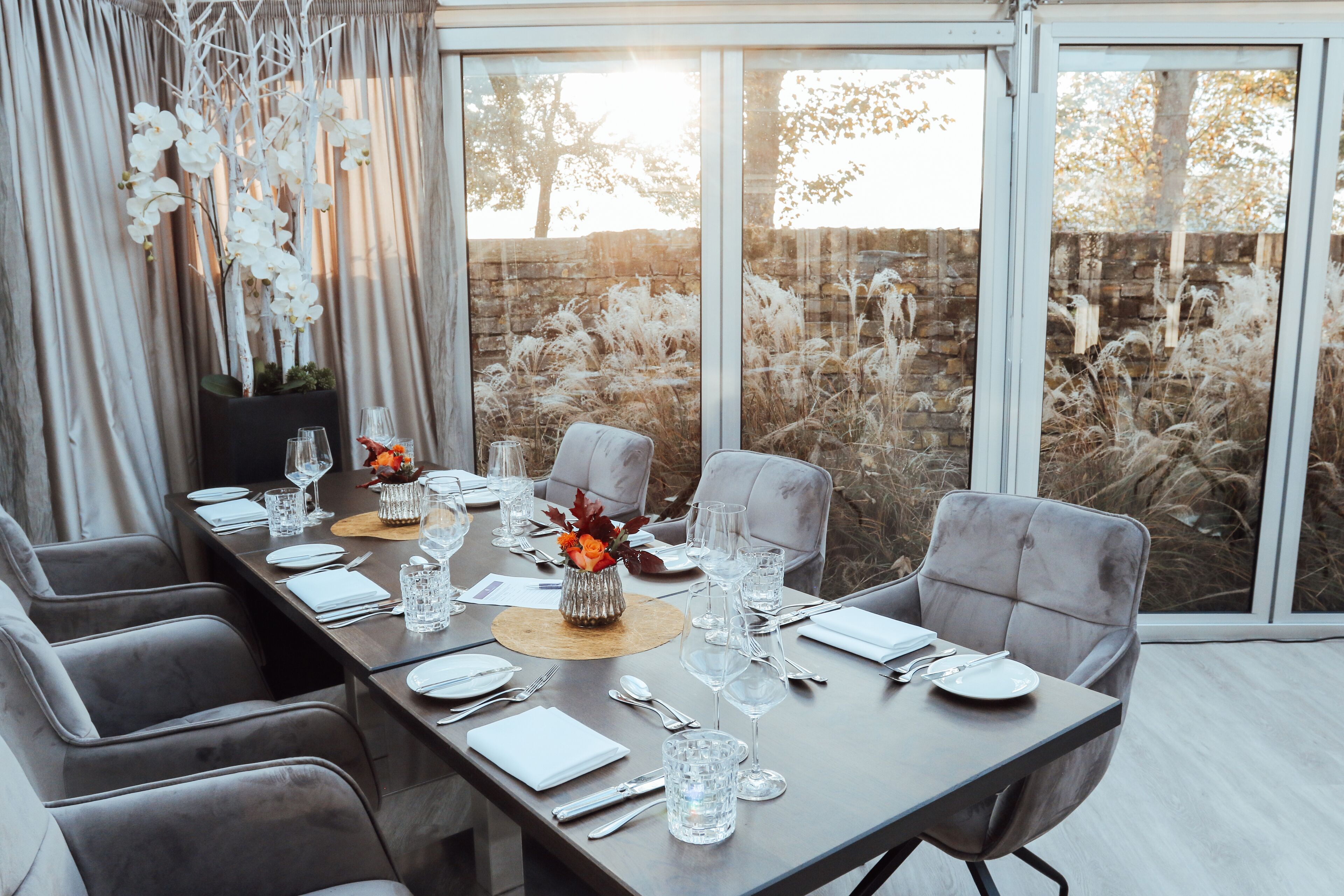 2 restaurants, breakfast, lunch, dinner served; international cuisine