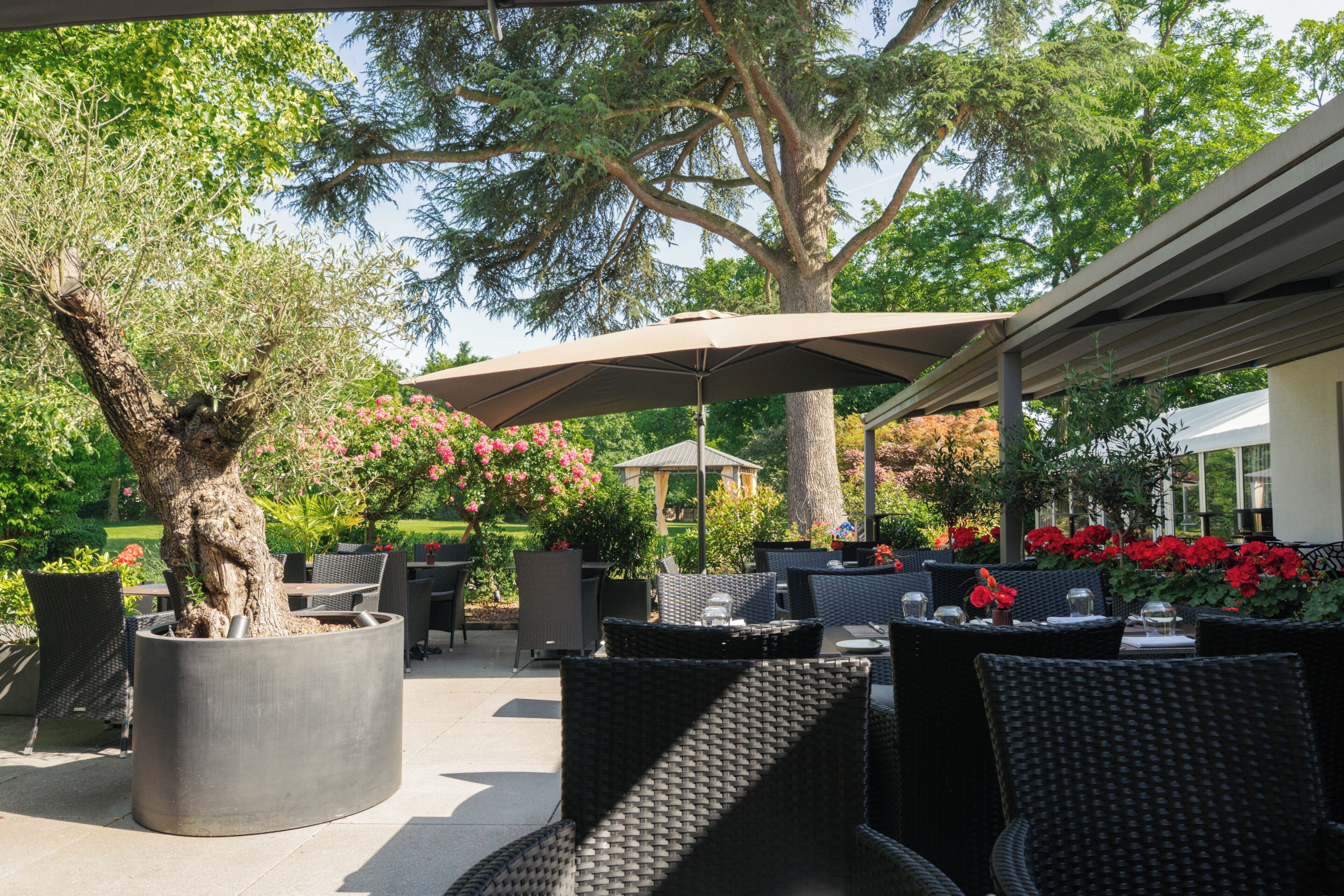 2 restaurants, breakfast, lunch, dinner served; international cuisine 