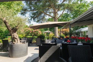 2 restaurants, breakfast, lunch, dinner served; international cuisine