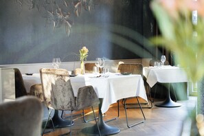 2 ravintolaa, joissa tarjoillaan aamiainen, lounas ja illallinen