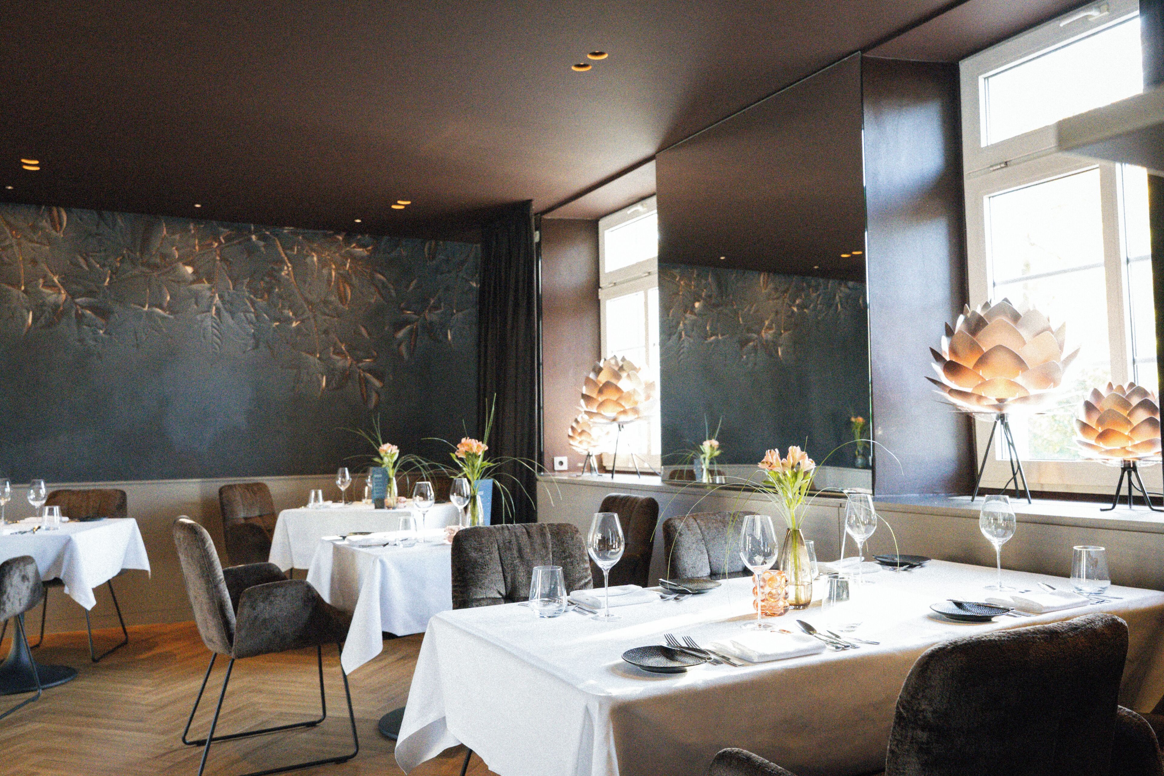 2 من المطاعم، حيث تُقدم وجبات الإفطار، الغداء، العشاء، الأطباق العالمية