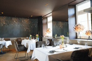 2 restaurants, breakfast, lunch, dinner served; international cuisine  - Clostermanns Hof (Niederkassel)